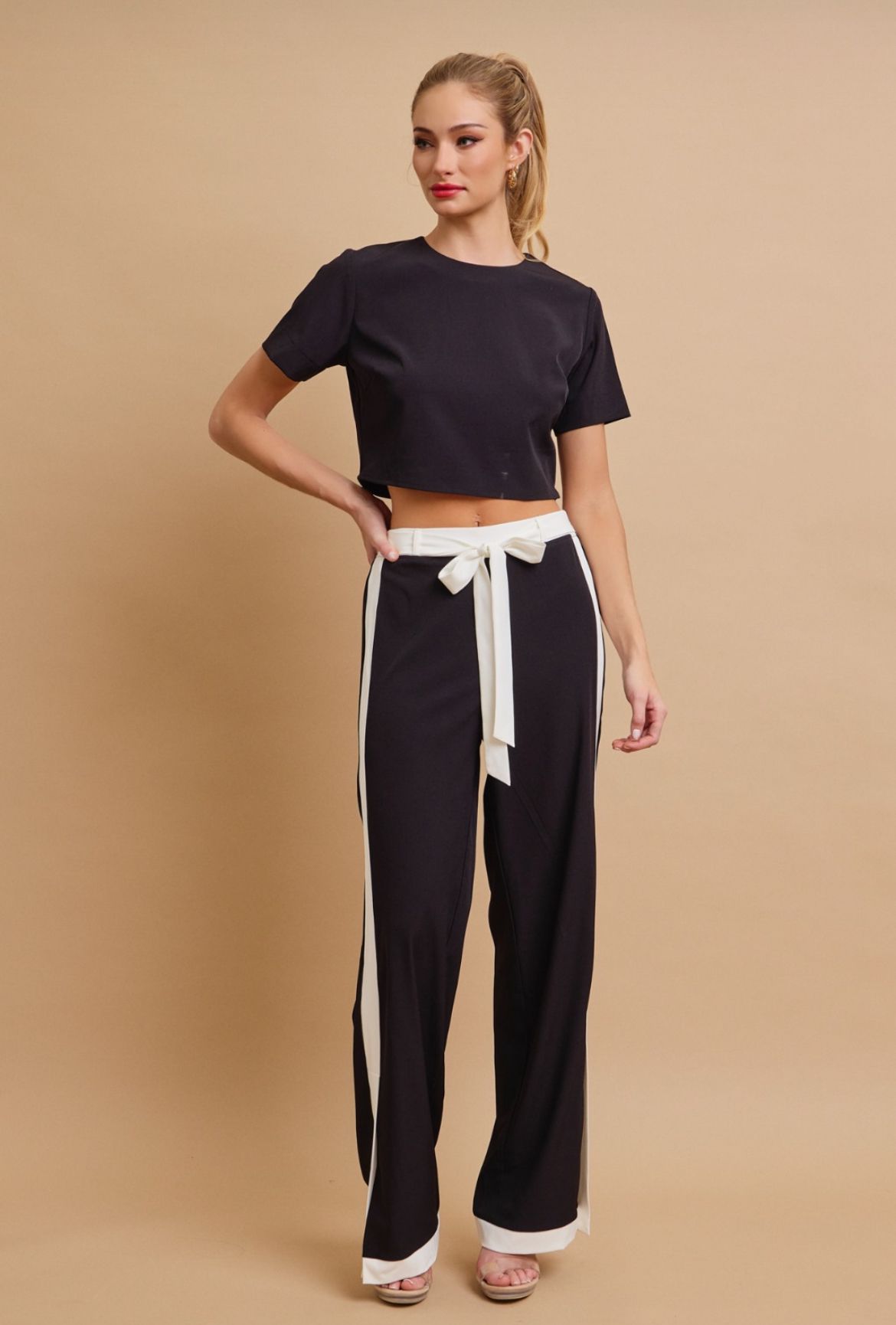 Set de Dos Piezas Sporty-Chic – Crop Top y Pantalón Wide Leg con Lazo - Imagen 2
