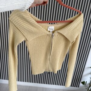 Sueter tejido beige con cierre hensy