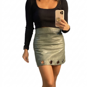 Mini falda cuerina verde militar con aros
