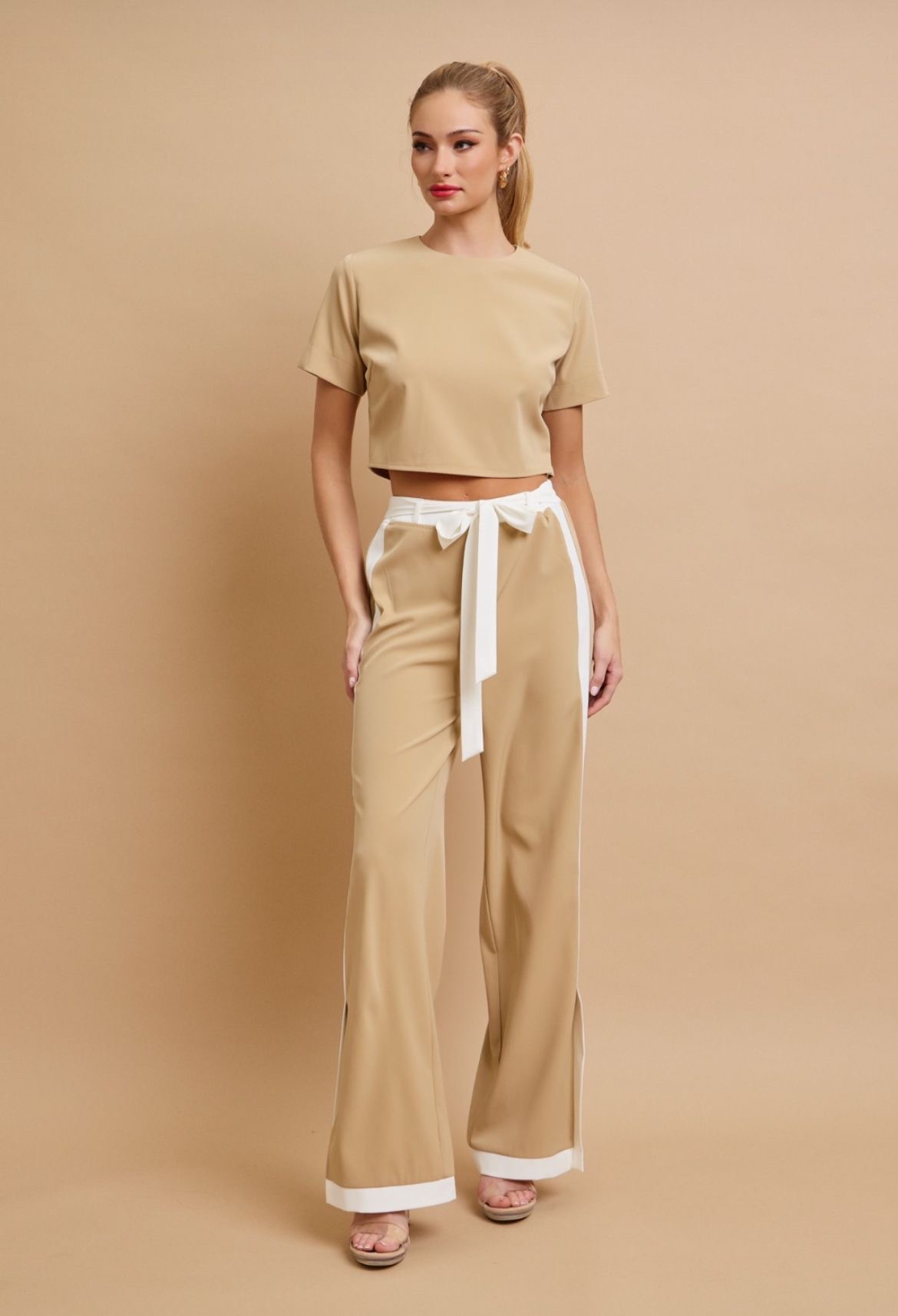 Set de Dos Piezas Sporty-Chic – Crop Top y Pantalón Wide Leg con Lazo