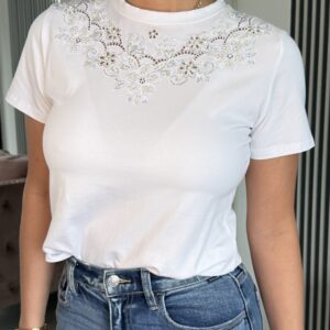 T-shirt basica con apliques bordados